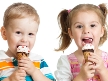 ילדים אוכלים גלידה